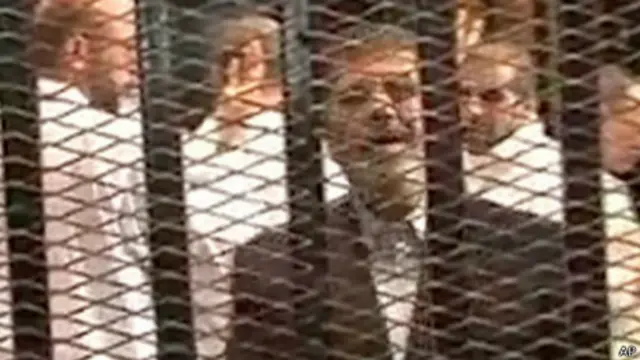 محمد مرسی به دلیل مشارکت در کشتار مخالفان و فعالان در دوران حکومتش تحت محاکمه قرار دارد