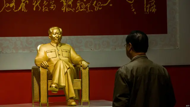 Patung emas Mao di Cina