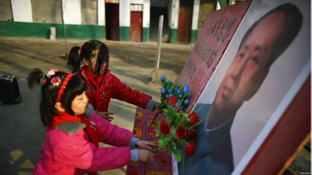 Persembahan bunga bagi ketua Mao