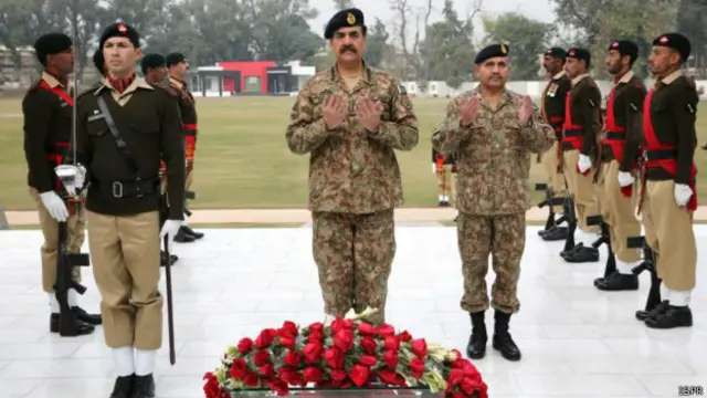 جنرل راحیل شریف پشاور میں کور ہیڈکوارٹر کا دورہ کر رہے تھے