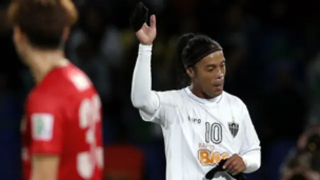 طرد رونالدينيو في الدقيقة 87