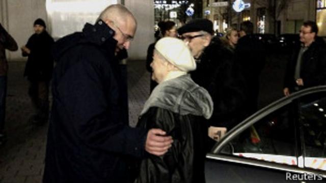Михаил Ходорковский встречает родителей в Берлине
