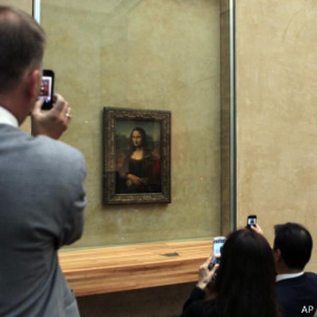 Visitantes no Louvre | Foto: AP