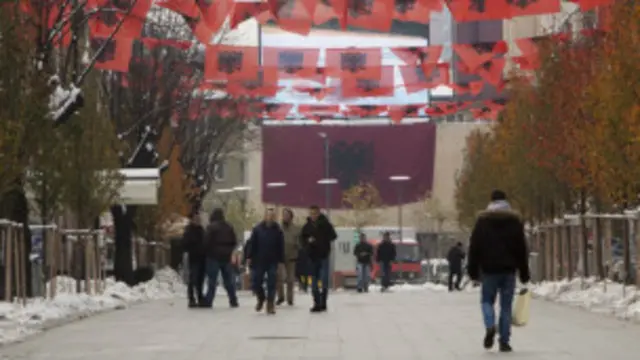 مواطنون من ألبان كوسوفو في بريتشتينا