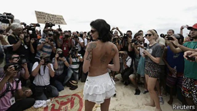 Manifestante topless en Brasil