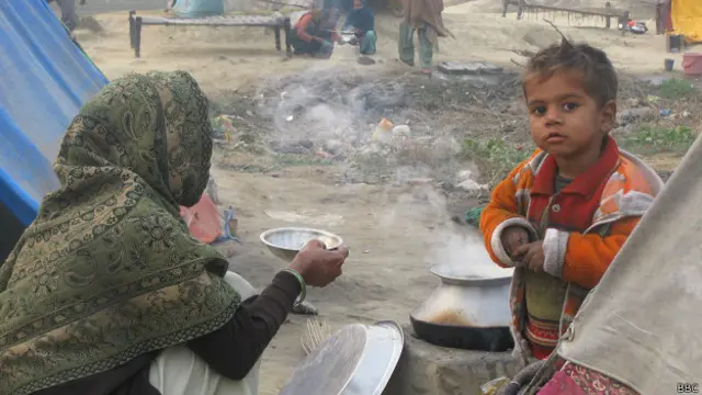 موسم سرما کی آمد سے کھلے آسمان کے نیچے رہنے پر مجبور ان پناہ گزینوں کے حالات ناگفتہ بہ ہیں