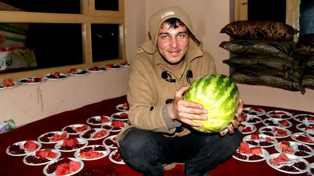 برای مهمانان جشن، در شب یلدا هندوانه و انار پخش شد.