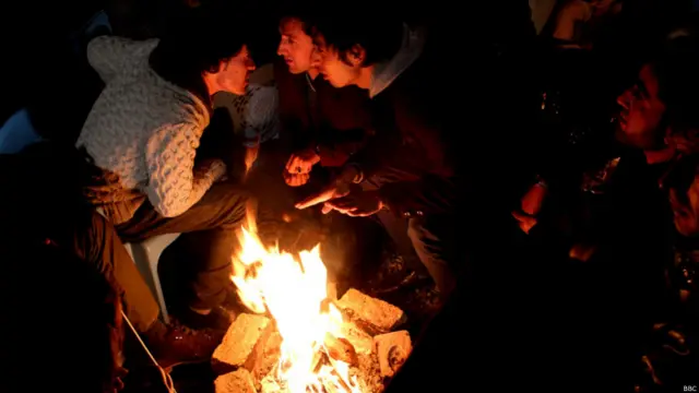 شرکت کنندگان، می‌گویند از سال های پیش همه ساله شب یلدا را یا با دوستان و یا با اعضای خانواده جشن گرفته اند.