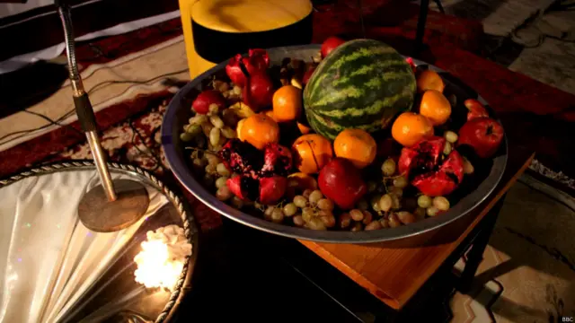 هندوانه و انار در کنار انگور و پرتقال و سیب زینت سفره شب یلدا بود.