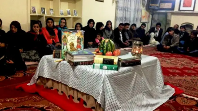 در هرات در خانه‌ها و هم توسط کانون‌های فرهنگی و ادبی در چند نقطه شهر، هنرمندان، فرهنگیان و نویسنده‌ها تا پای شب گردهم نشستند. (عکس: ولی‌شاه بهره)