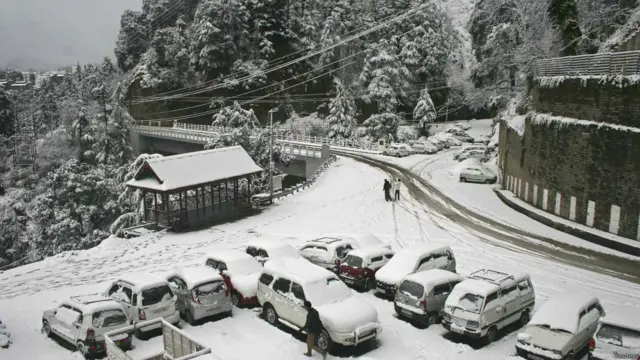 (یہ تصاویر 22 دسمبر کی ہیں) یہاں بھارت کی شمالی ریاست ہماچل پردیش کے دارالحکومت شملہ میں موسم کی پہلی برفباری کا نظارہ دیکھا جا سکتا ہے۔