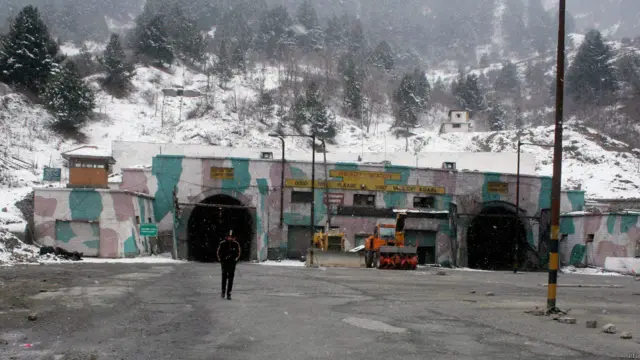 یہاں بھارت کے زیر انتظام جموں کشمیر میں جواہر سرنگ کے باہر ایک شخص کو ٹہلتے دیکھا جا سکتا ہے۔