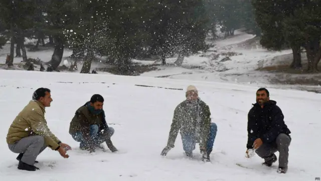بھارت کے زیر انتظام کشمیر کے شوپياں ضلع میں برف سے کھیلتے سیاح۔