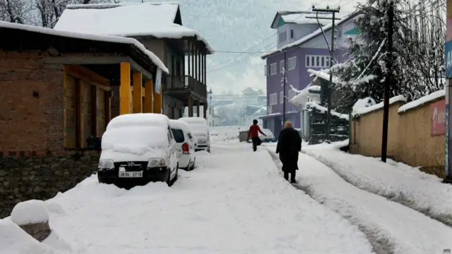 جموں سے 200 کلومیٹر کے فاصلے پر بھدرواہ شہر کا ایک منظر۔ سڑک پر برف جمع ہو گئی ہے۔