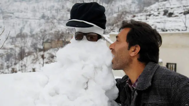 بھارت کے زیر انتظام کشمیر کے پونچھ میں ’آئس مین‘ کے ساتھ ایک مقامی نوجوان۔