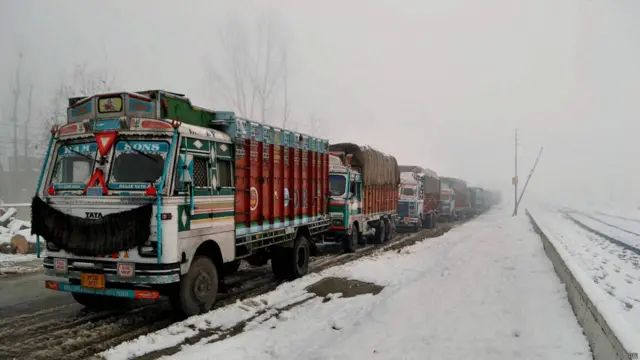 سری نگر کو جموں سے جوڑنے والے نیشنل ہائی وے پر گاڑیوں کی آمد و رفت بند ہے۔ قطار میں کھڑے ٹرک راستہ کھلنے کا انتظار کر رہے ہیں۔
