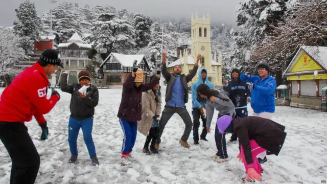 برفباری دیکھنے کے لیے سیاح پہاڑوں پر جاتے ہیں اور برف دیکھ کر خوشی سے نہال ہو جاتے ہیں۔