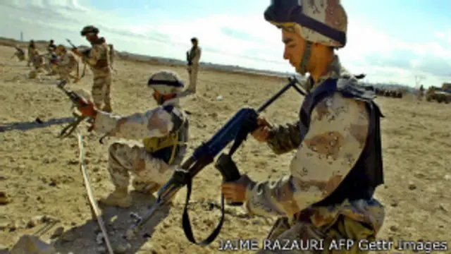 صورة أرشيفية لقوات عراقية خلال تدريبات في صحراء الأنبار.