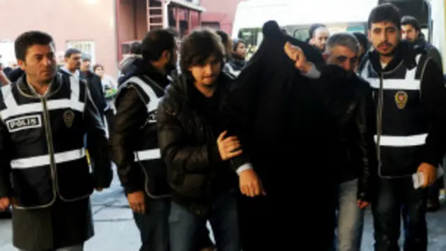 حملات اعتقالات في تركيا بعد تفجر الأزمة