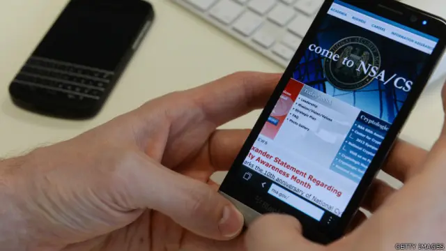 Celular com página da NSA carregada. Foto: Getty Images