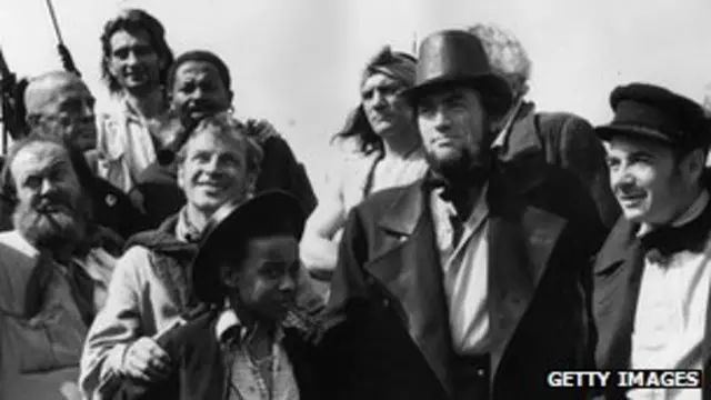 Gregory Peck (segundo, desde la derecha) encarnó al capitán Ahab en la versión de Moby Dick filmada en 1956.