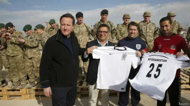 دیوید کامرون به همراه مایکل اوون ملی‌پوش سابق تیم ملی انگلستان به افغانستان سفر کرده بود