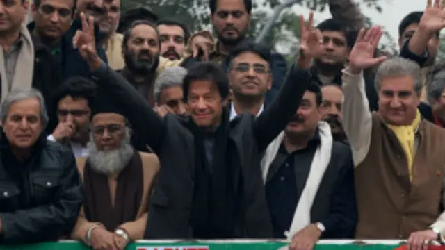 پاکستان تحریکِ انصاف نے فیصلہ کیاہے کہ دیگر جماعتوں کے ساتھ مل کر اس آرڈننس کو سپریم کورٹ میں چیلنج کیا جائے گا