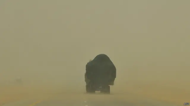 रेगिस्तान में रेत का तूफान