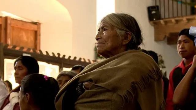 Concurrencia a una misa en tzotzil.