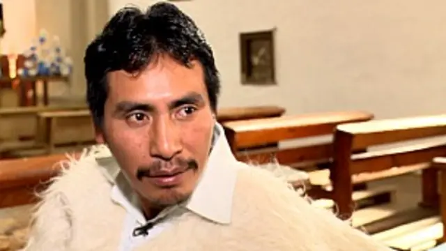 Juan Gómez, quien estudia para ser sacerdote, ayuda en las misas.