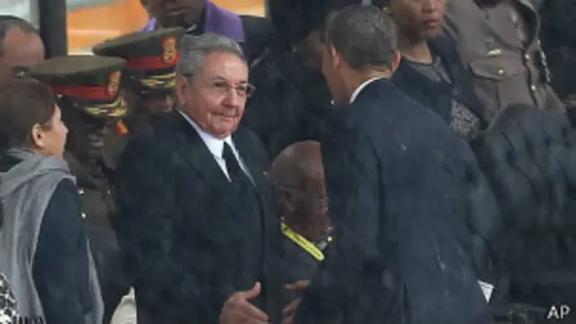 Lãnh đạo Cuba và Mỹ bắt tay nhau tại đám tang Nelson Mandela