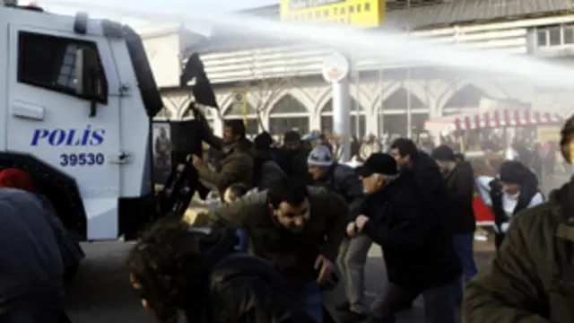 استخدمت الشرطة خراطيم المياه لتفريق المظاهرات