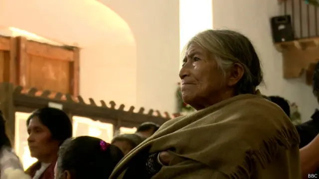 Mulher indígena na Igreja em San Cristóbal de las Casas | Foto: BBC