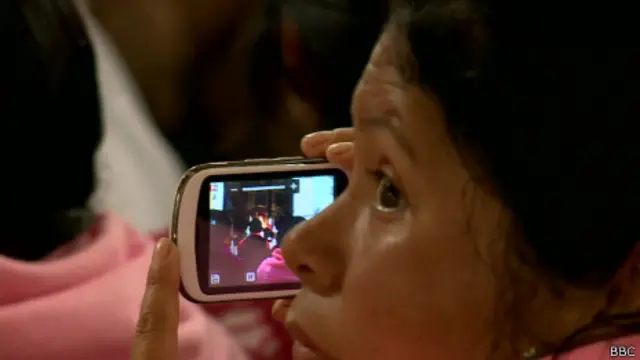 Mulher na igreja em San Cristóbal de las Casas | Foto: BBC