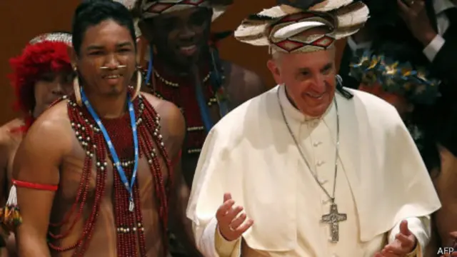Papa Francisco com indígenas no Brasil | Foto: AFP