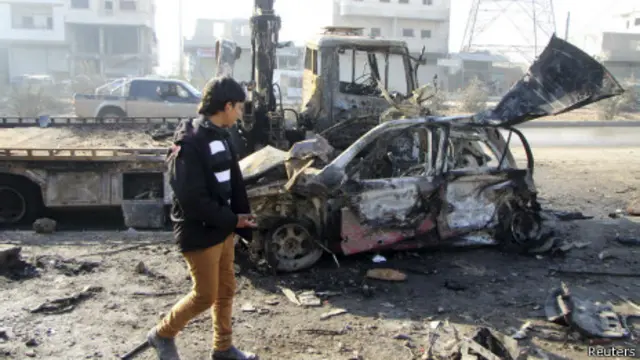 Последствия авиаудара в Алеппо