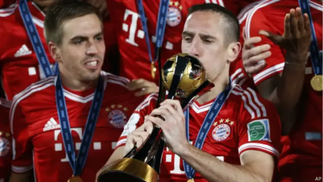 Franck Ribery mengangkat piala setelah Bayern Munich meraih juara dunia antar klub.