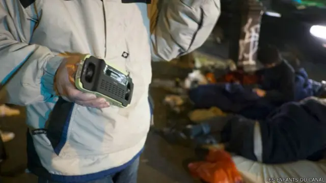 Moradores de rua recebem rádios na França. Foto: Les Enfants du Canal/divulgação