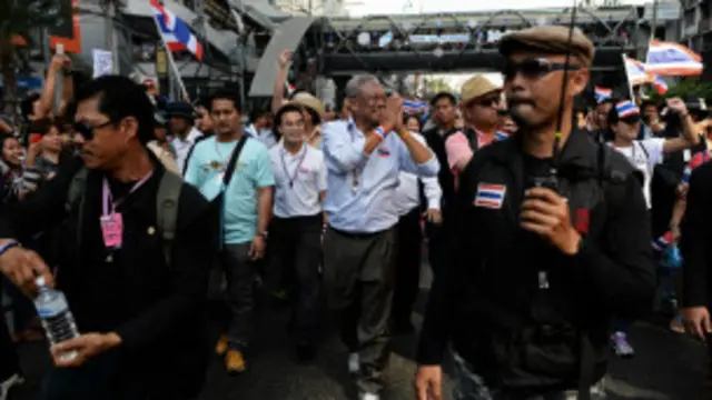 مظاهره کوونکي او مخالف ګوند له آغلې شینواترا غواړي چې په عاجله توګه استعفی ورکړي. 