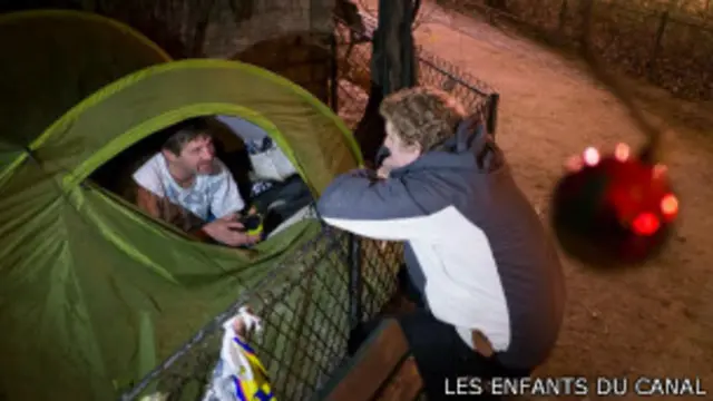Moradores de rua recebem rádios na França. Foto: Les Enfants du Canal/divulgação