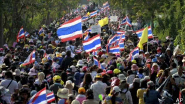 هزاران نفر از مخالفان دولت دیروز بیرون اقامتگاه نخست‌وزیر تجمع کردند