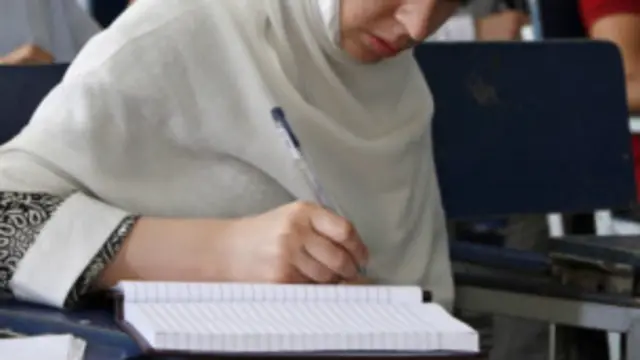 کلیوالې کورنۍ له هلکانو سره د نجونو د ګډ تعلیم اجازه نه ورکوي.