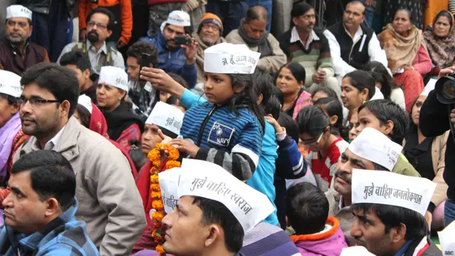 लोगों की राय जानने के लिए आम आदमी पार्टी ने पूरी दिल्ली में जगह-जगह सभाएं की. इसके अलावा ये अभियान सोशल मीडिया और एसएमएस के ज़रिए भी चलाया गया. 