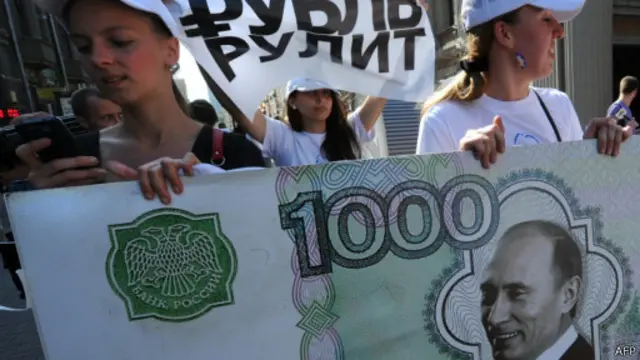 Вопреки уверениям властей о неизменности курса рубля, он медленно, но верно дешевеет