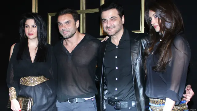 (बाएं से) अभिनेता संजय कपूर की पत्नी महीप कपूर, सुहैल ख़ान, संजय कपूर और सुहैल ख़ान की पत्नी सीमा ख़ान