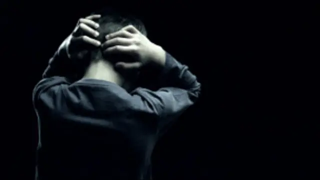 niño tomandose la cabeza