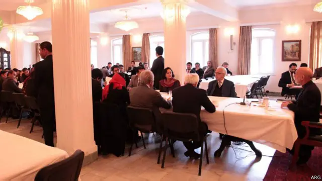 داسې ښكارېده، چې د ولسمشر كرزي څرګندونو هغه خبريالان هم تر ډېره قانع كړل، چې په رسنيو پر هغه ډير نيوكې كوي.
