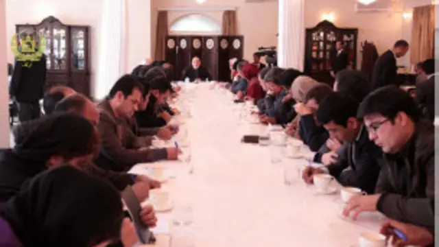 ښاغلي كرزي د نويمې لسيزې جګړې، كورنې جګړې ونه بللې بلكې هغه يې د ‘بهرنيانو مداخلې’ په ګوته كړې.
