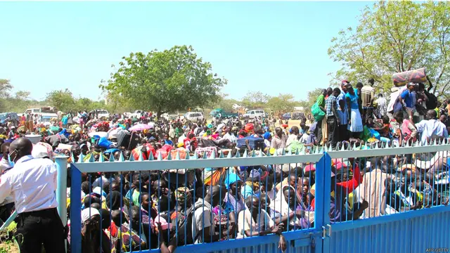 Cientos de personas intentan ingresar a la sede de la ONU en Yuba