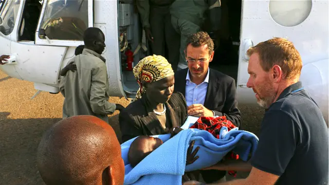 Madre y bebé herido evacuados por la ONU desde la ciudad de Bor hacia Yuba